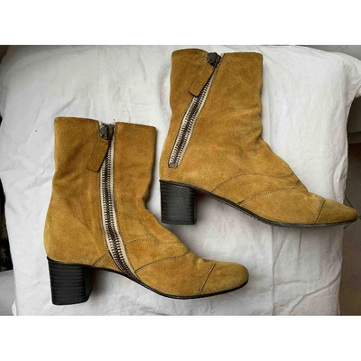 Pre-owned Chloé Lexie Yellow Suede Ankle Boots