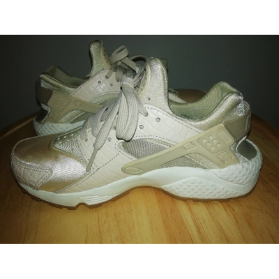 Pre-owned Nike Huarache Trainers In Gold