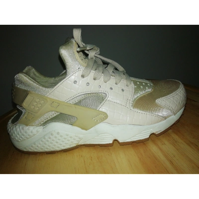 Pre-owned Nike Huarache Trainers In Gold