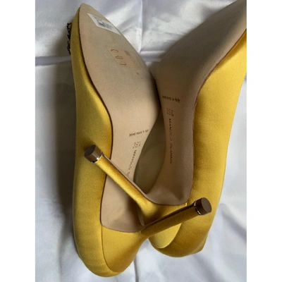 Pre-owned Manolo Blahnik Hangisi Yellow Cloth Heels