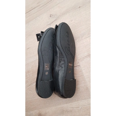Pre-owned Guess Leather Flats In Black