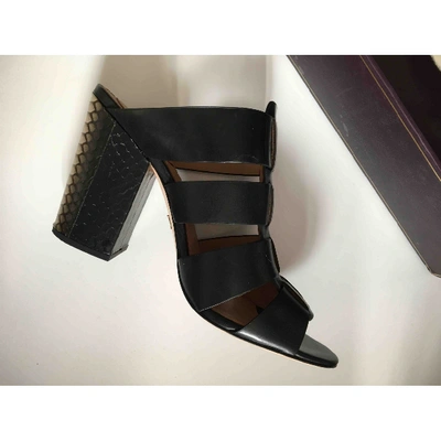 Pre-owned Vince Camuto Black Leather Sandals