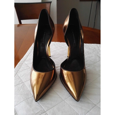 Pre-owned Diego Dolcini Patent Leather Heels In Gold