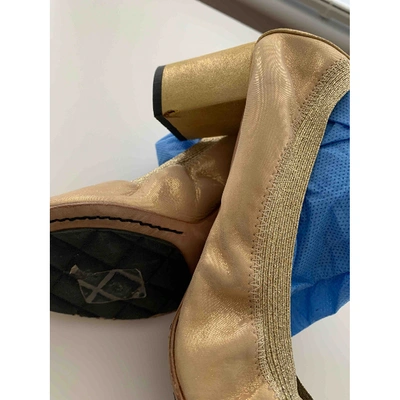 Pre-owned Chanel Gold Cloth Heels