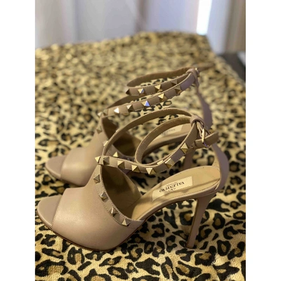 Pre-owned Valentino Garavani Rockstud Beige Leather Sandals