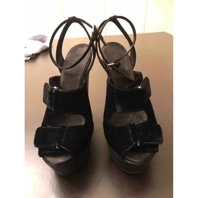 Pre-owned Giambattista Valli Velvet Heels In Black