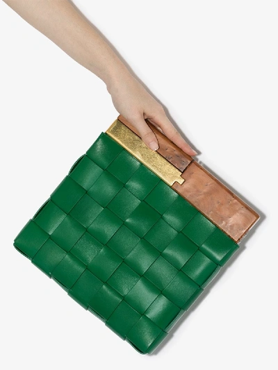 Shop Bottega Veneta Clutch Mit Intrecciato-muster In Green