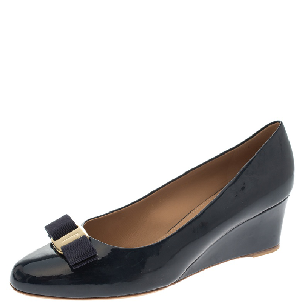 ferragamo navy pumps