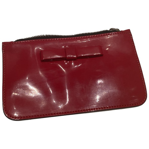 red patent leather clutch bag