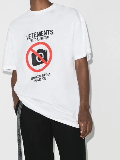 Shop Vetements T-shirt Mit "antisocial"-print In White