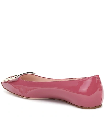 Shop Roger Vivier Trompette Patent-leather Ballet Flats In Pink