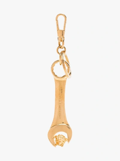 Shop Versace Klassischer Schlüsselanhänger In Gold