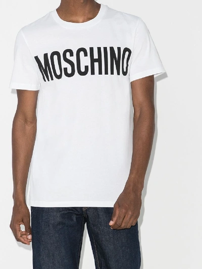 Shop Moschino T-shirt Mit Logo-print In Weiss