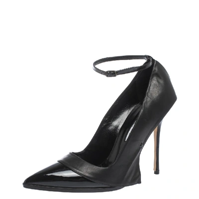 Pre-owned Manolo Blahnik Patent Leather Tracy Ankle Strap Pointed Toe Pumps Size 40.5 In Black