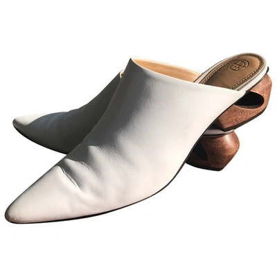 Pre-owned The Row Leather Mules & Clogs In White