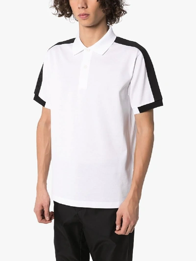 Shop Prada Poloshirt Mit Seitlichen Streifen In Weiss