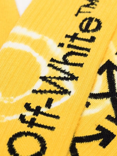 Shop Off-white Jacquard-socken Mit Batikmuster In Yellow