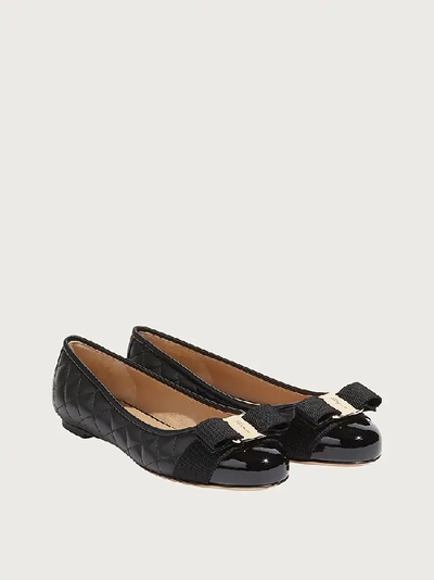 Ferragamo Ballet Flats Varina Patent Leather In Black