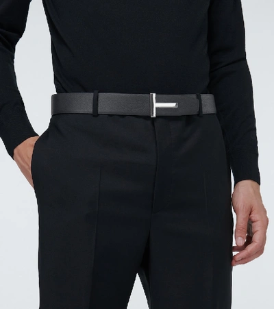 Tom Ford Reversible Grain Leather T Belt For Men In Dual Shades In Blue