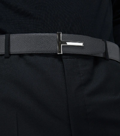 Tom Ford Reversible Grain Leather T Belt For Men In Dual Shades In Blue