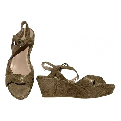 Pre-owned Stuart Weitzman Cloth Sandals In Gold
