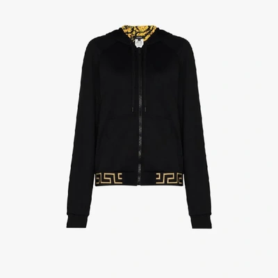 Shop Versace Kapuzenjacke Mit Barockem Print In Schwarz