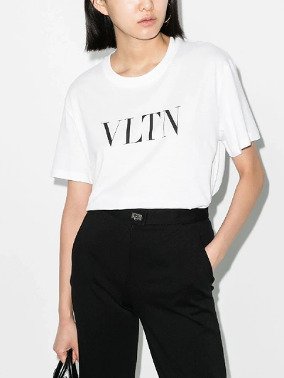 Shop Valentino T-shirt Mit Vltn-print In Weiss