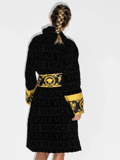 Shop Versace Shopper Mit Barock-print In Schwarz