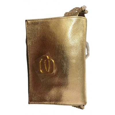 Pre-owned Piquadro Patent Leather Clutch Bag In Gold