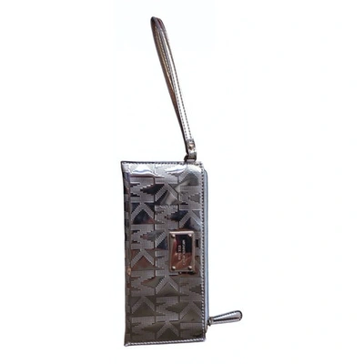 Pre-owned Michael Kors Leather Clutch Bag In Metallic