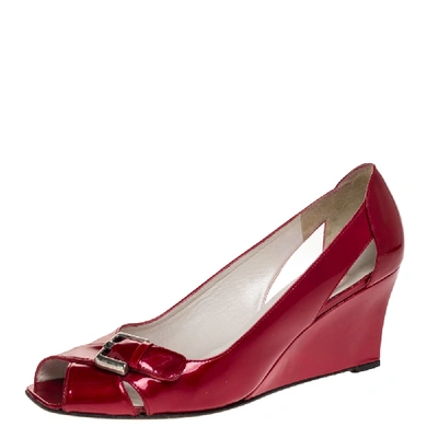 Pre-owned Stuart Weitzman Red Patent Leather Buckle Detail Open Toe Wedge Pumps Size 40
