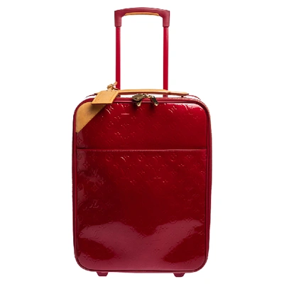 Pre-owned Louis Vuitton Pomme D'amour Monogram Vernis Pegase 45 Suitcase In Red