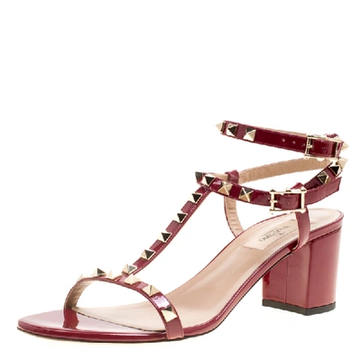 Pre-owned Valentino Garavani Maroon Patent Leather T Strap Rockstud Block Heel Sandals Size 40 In Red