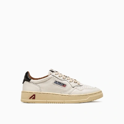 Shop Autry 01 Low Sneakers Aulmln05 In Leat Wht/blk