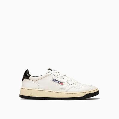 Shop Autry 01 Low Sneakers Aulmbb39 In Leat Wht/blk