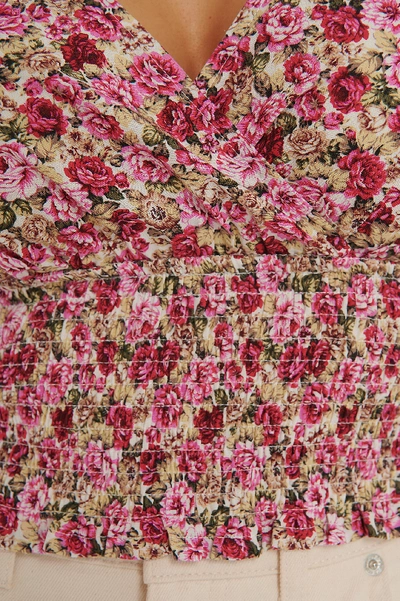 NA-KD SMOCKED FLOUNCE TOP FLOWER 