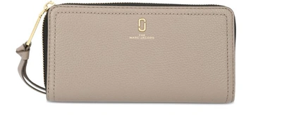 Shop Marc Jacobs The Standard Continental Wallet In Cement