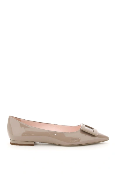 Shop Roger Vivier Gommettine 05 Patent Ballerinas In Daino (beige)