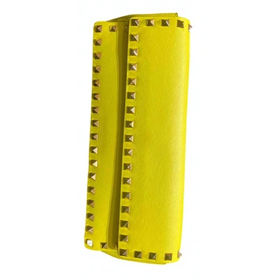 Pre-owned Valentino Garavani Rockstud Yellow Leather Clutch Bag
