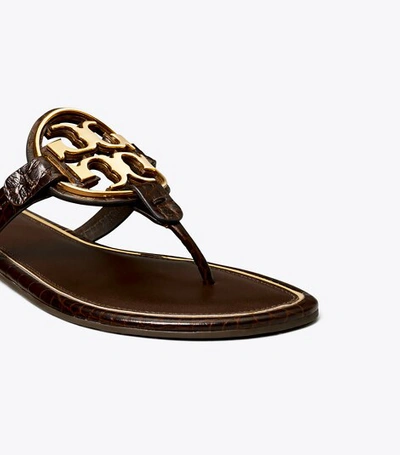 Shop Tory Burch Miller Sandale Mit Metall-logo, Geprägtes Leder In Coco Bark