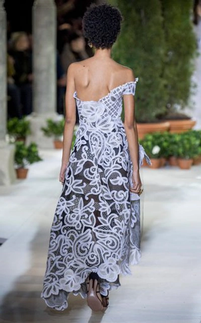 Shop Oscar De La Renta Asymmetric Guipure Lace Tulle Gown In Black/white
