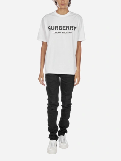 Shop Burberry T-shirt In Cotone Con Logo In White