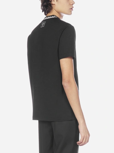 Shop Versace T-shirt In Cotone Con Logo Sul Colletto In Black