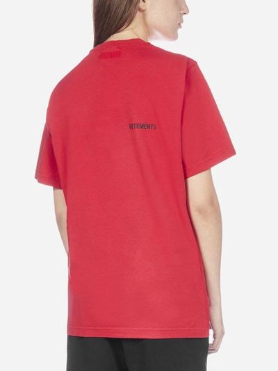 Shop Vetements T-shirt Oversize In Cotone Con Logo In Red