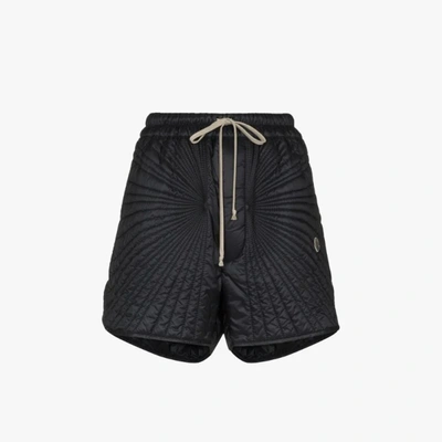 Shop Moncler Gesteppte Shorts In Schwarz