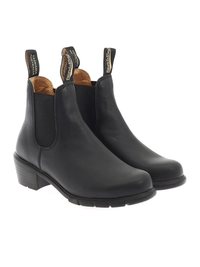 Blundstone Ankle Boot With Elastic Inserts In Black In Black