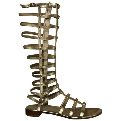 Pre-owned Stuart Weitzman Gold Leather Sandals