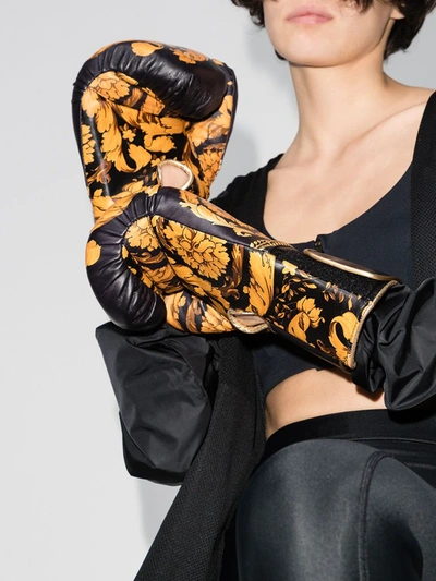 Versace Baroque Print Boxing Gloves In Z7011 Black Gold