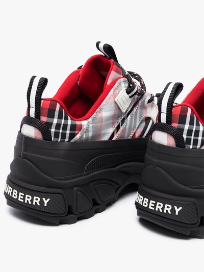 Shop Burberry 'arthur' Sneakers Mit Print In Rot