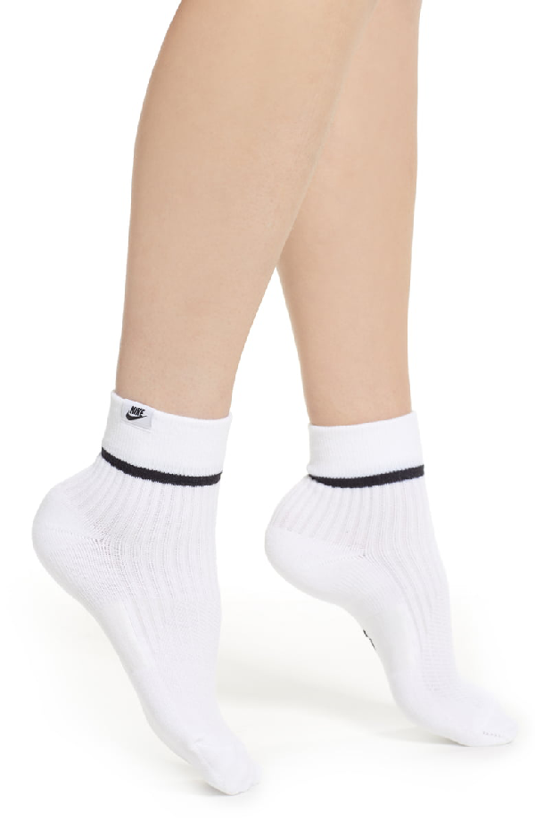 nike snkr sox essential
